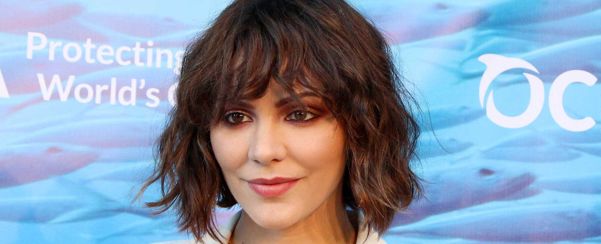 Atriz Katharine Mcphee com cabelo preto curto