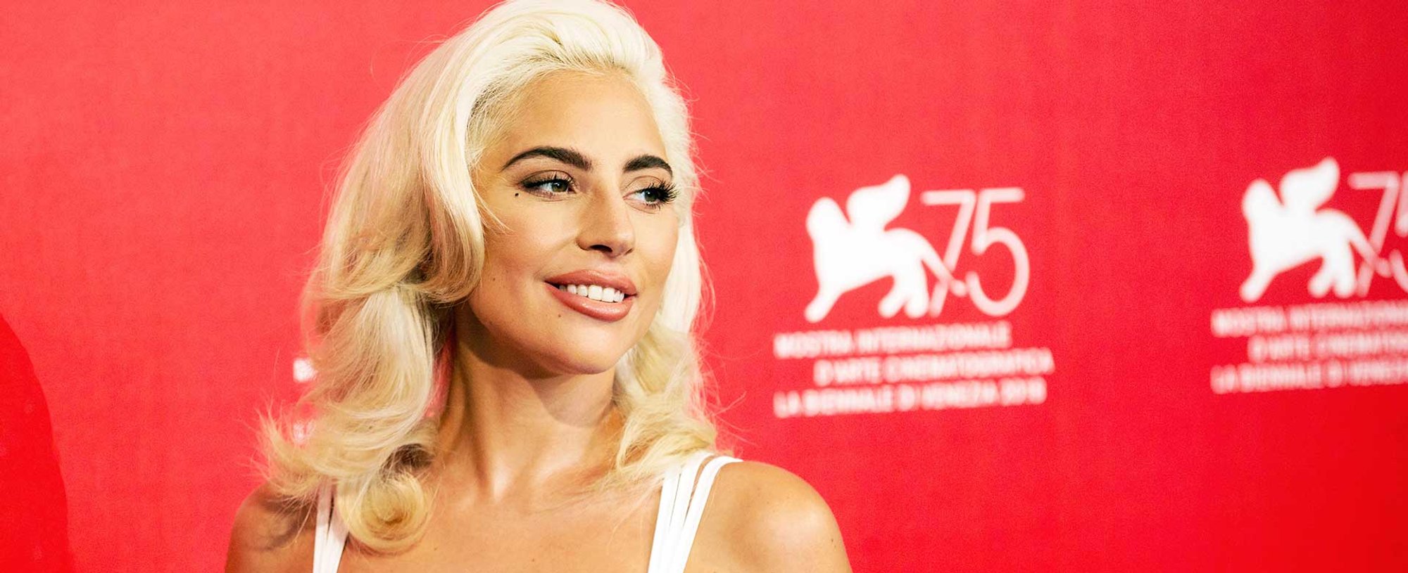 Lady Gaga com cabelos loiros em premiacao