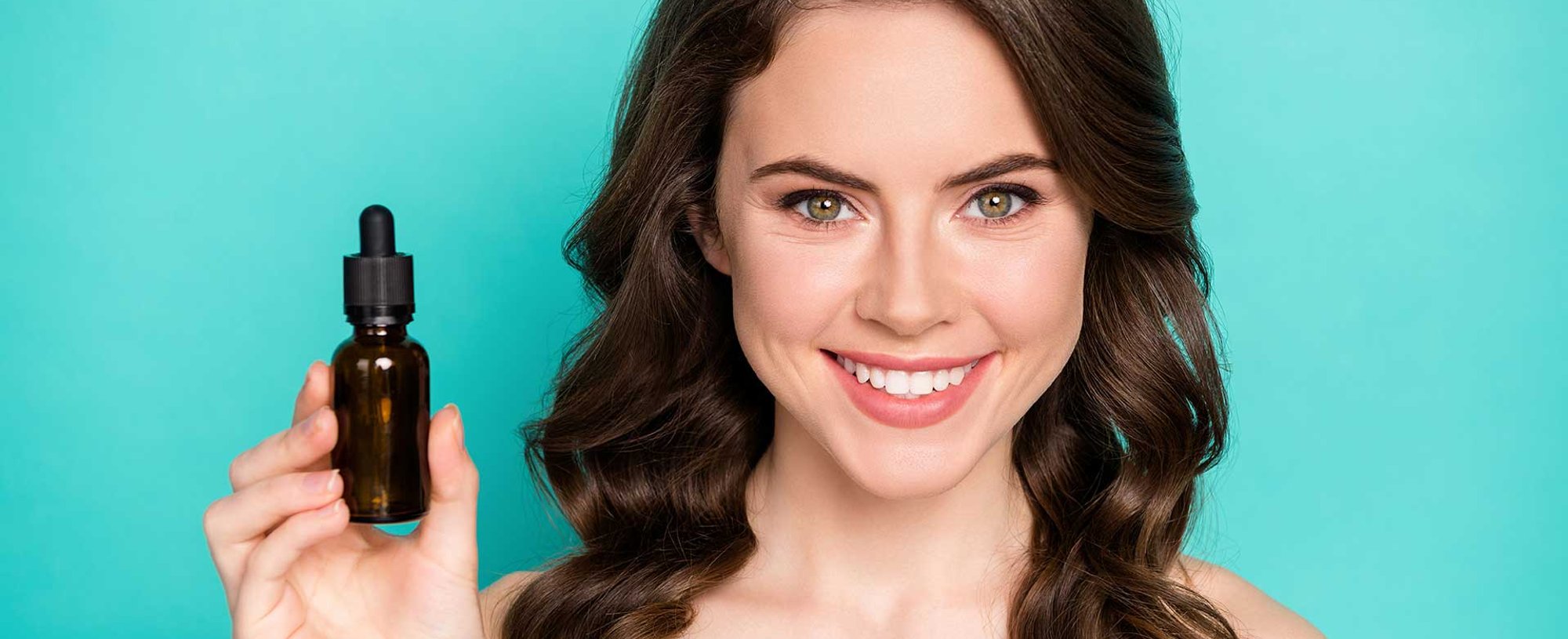 Mulher Sorrindo Segurando Um Produto