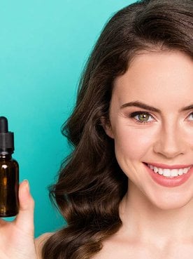 Mulher Sorrindo Segurando Um Produto