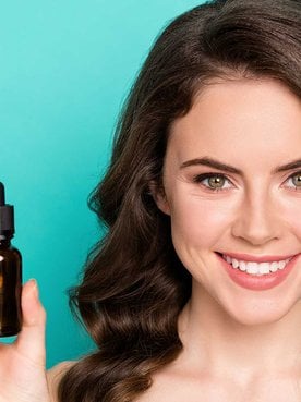 Mulher Sorrindo Segurando Um Produto