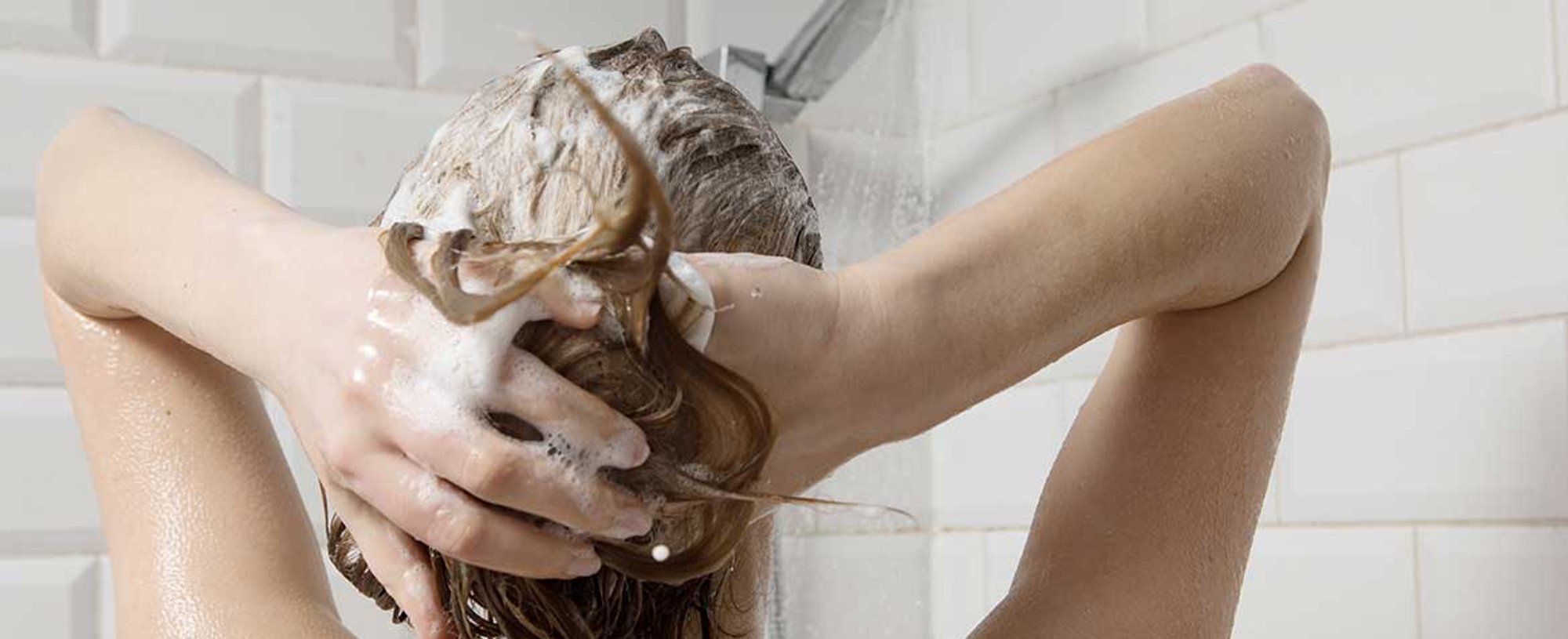Mulher Lavando O Seu Cabelo Loiro