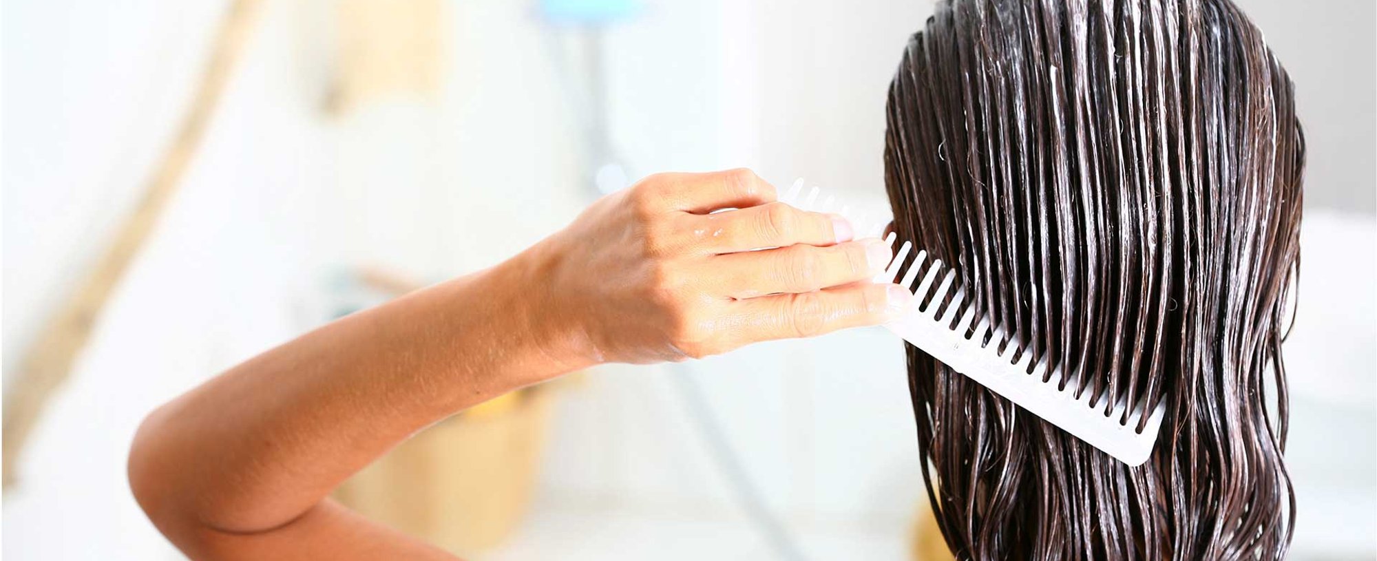 Mulher passando pente em seu cabelo