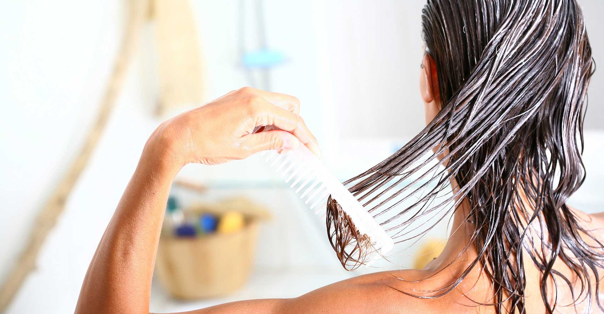 Mulher passando pente em seu cabelo 