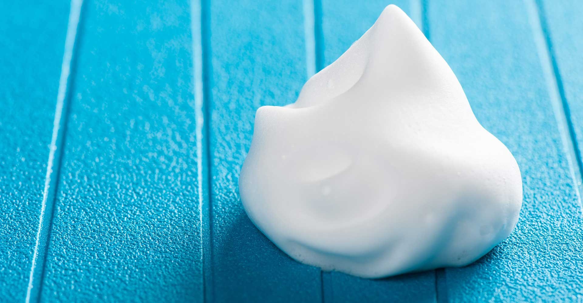 Imagem demonstrando um produto com textura gel branca