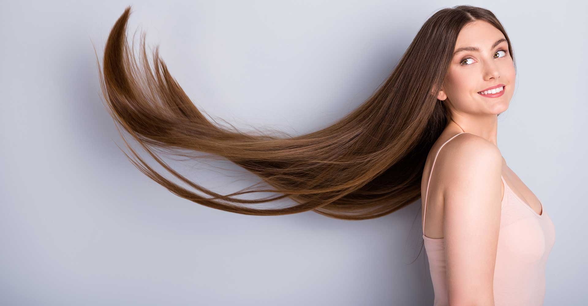 Modelo com longos cabelos castanhos ao ar