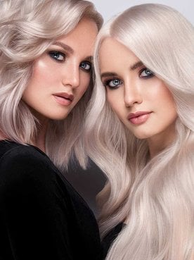 Dupla de modelos com cabelos platinados uma com cabelo mais curto que a outra