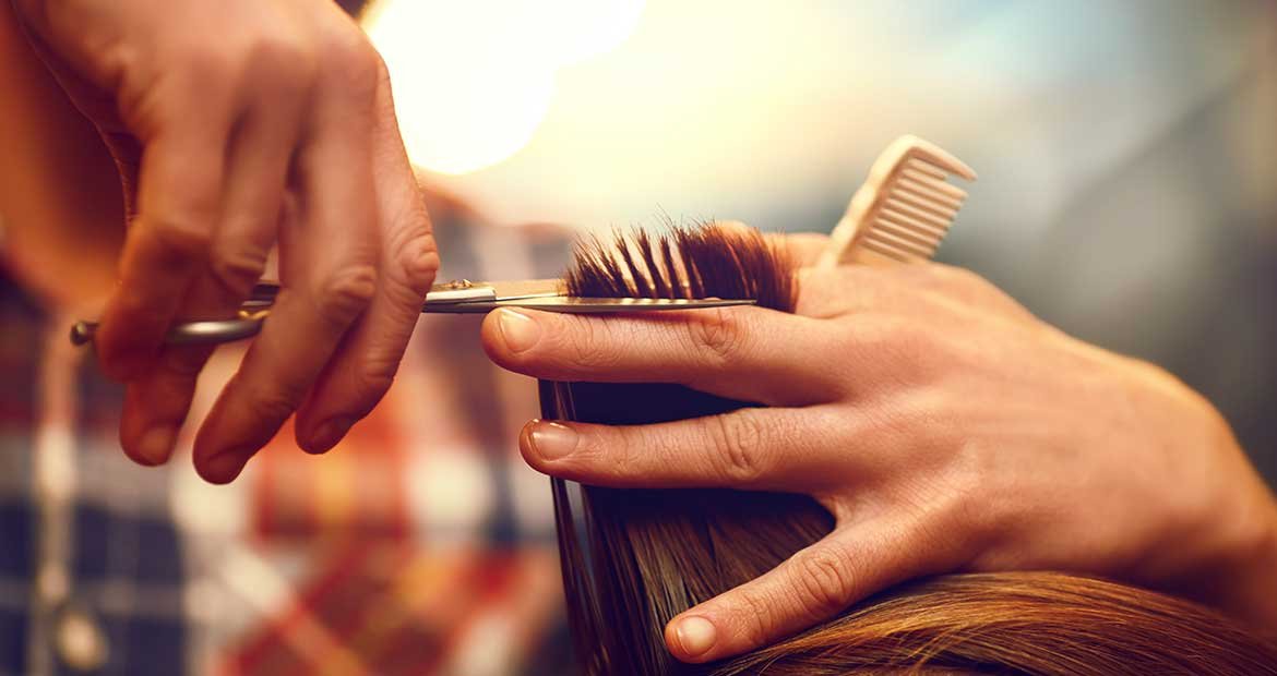 Profissional Cortando O Cabelo De Uma Mulher