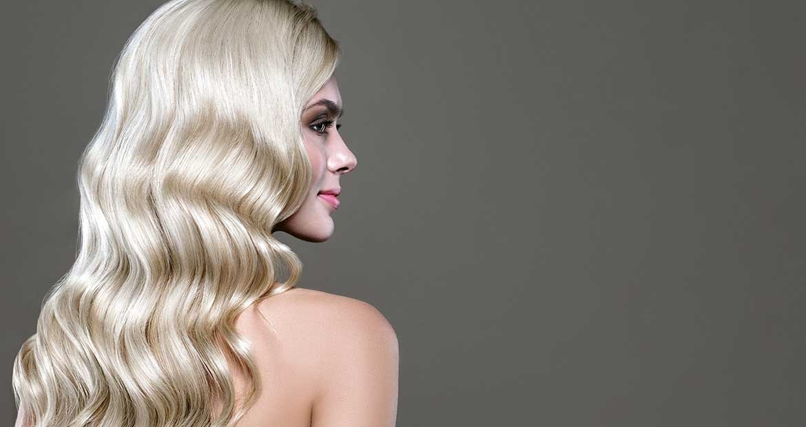 Modelo Com Cabelo Platinado De Costas Levemente Ondulado Nas Pontas