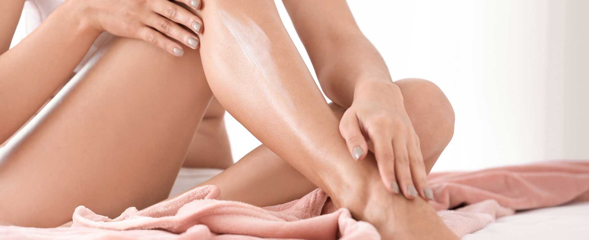 Mulher Passando Produto Em Sua Perna