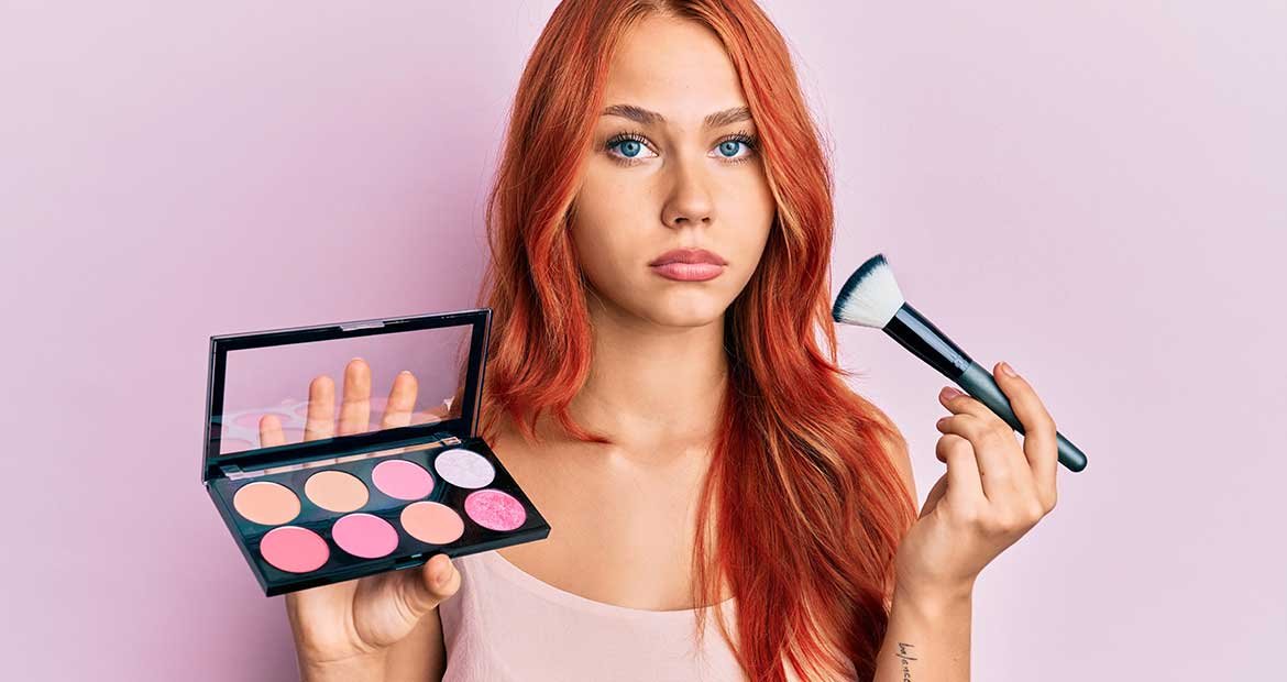 Modelo com itens de maquiagem em duvida