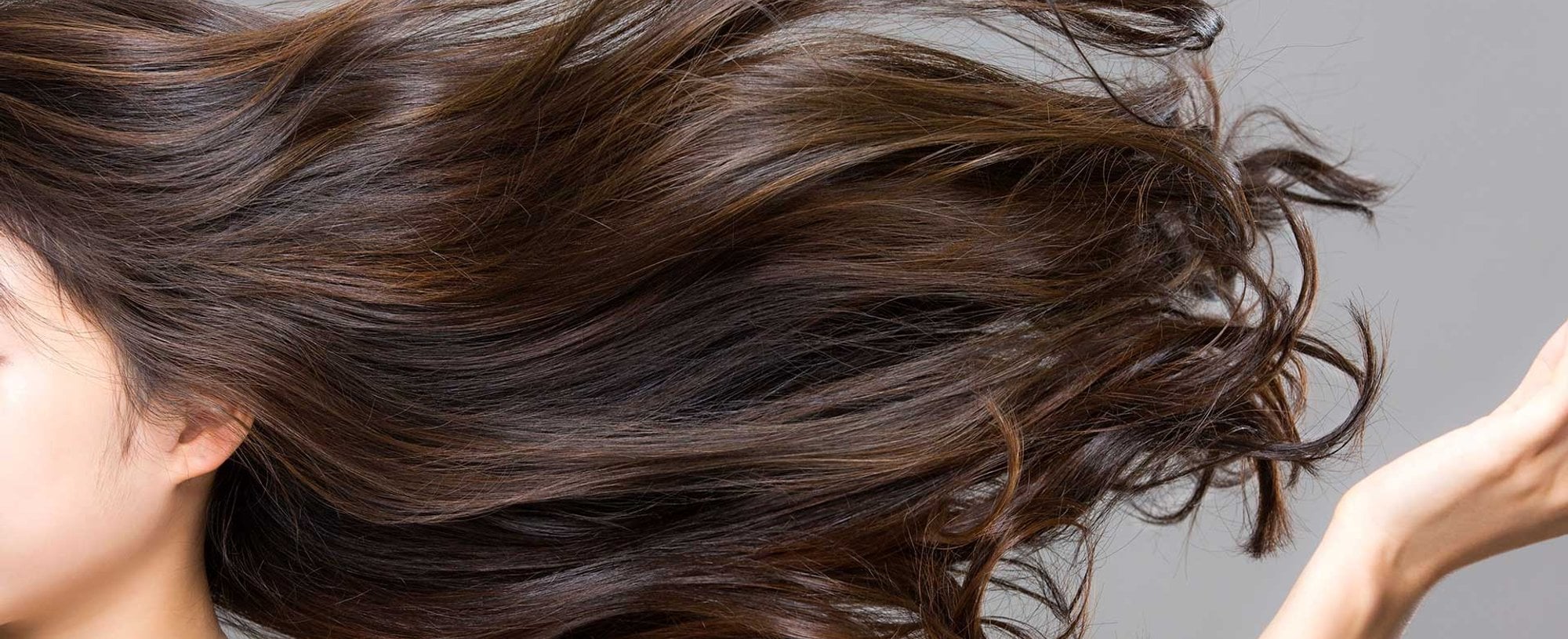 Mulher Com Cabelos Castanhos Longos E Volumosos