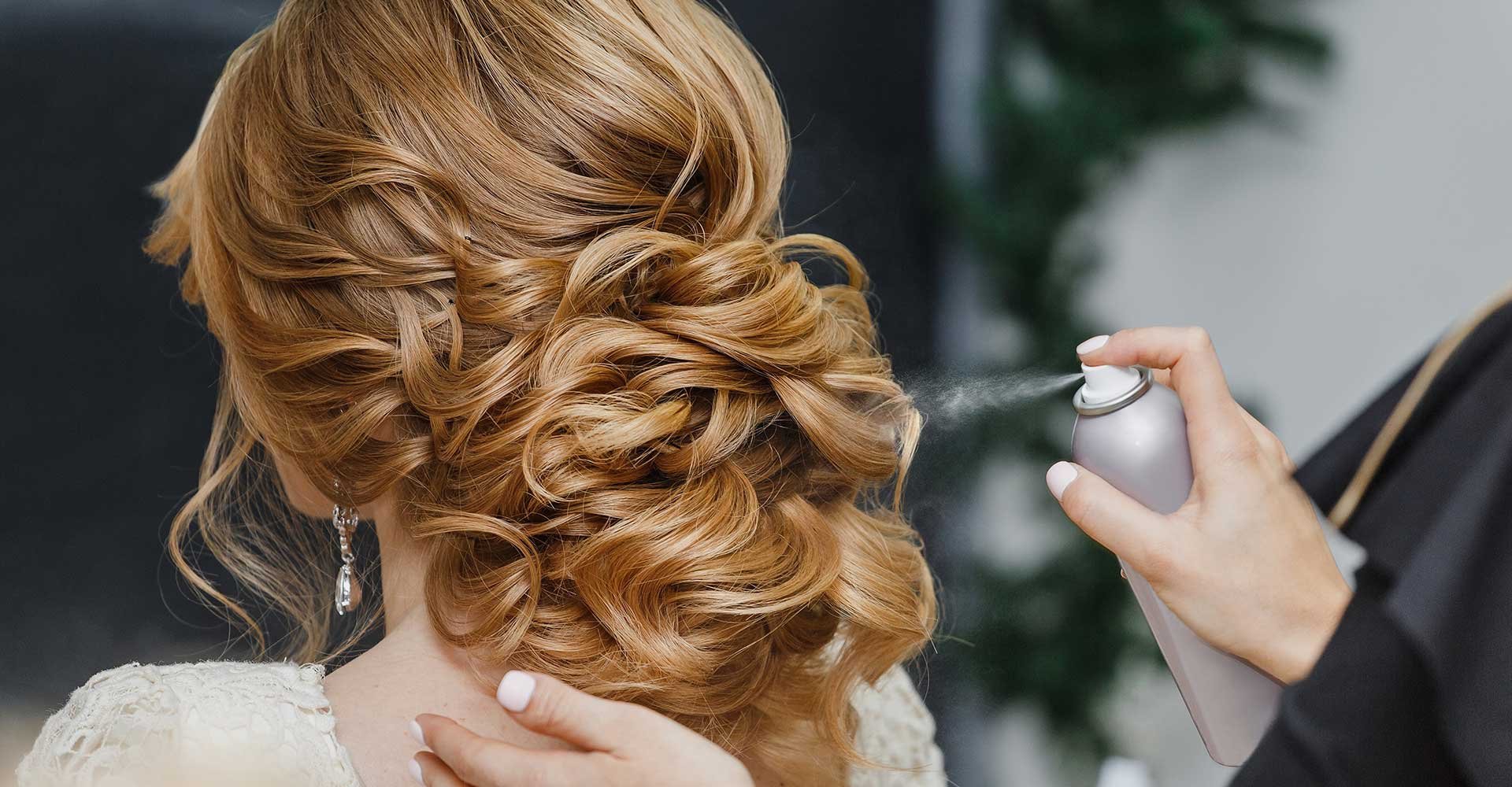 Profissional Passando Laque No Cabelo