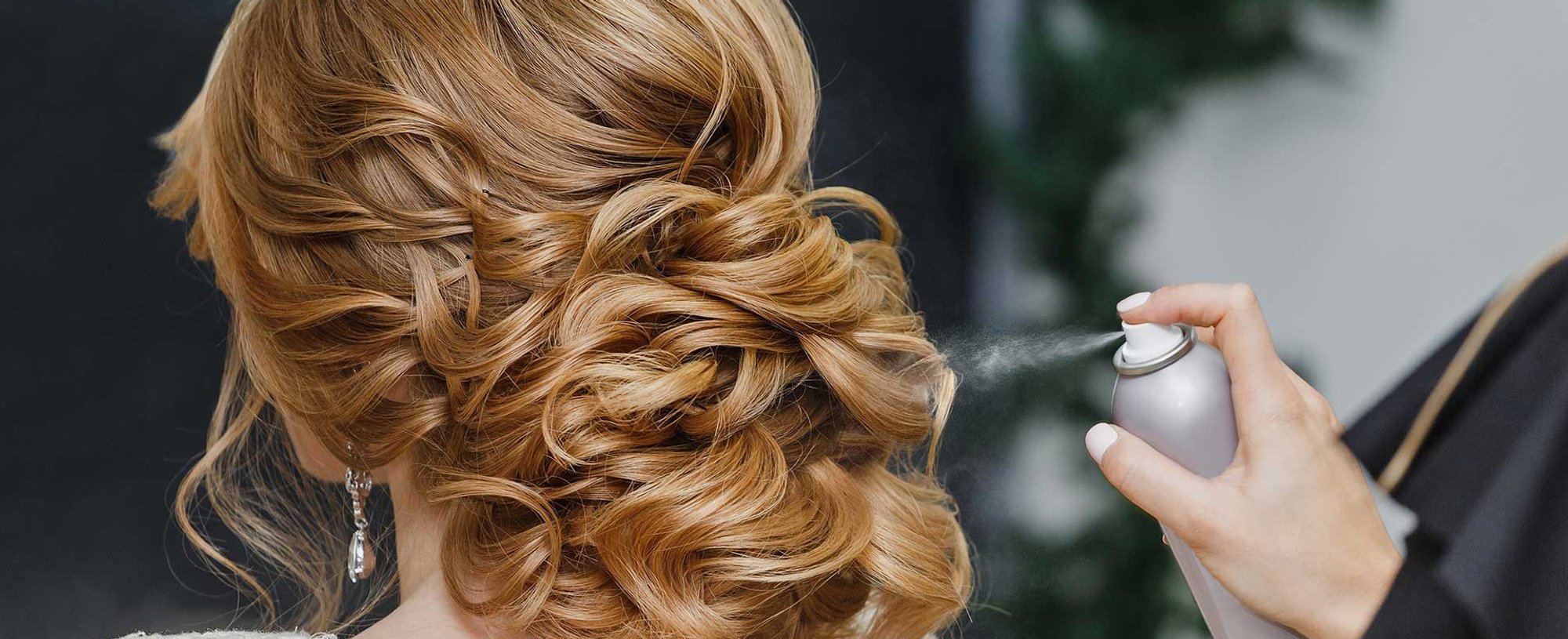 Profissional Passando Laque No Cabelo
