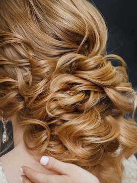 Profissional Passando Laque No Cabelo