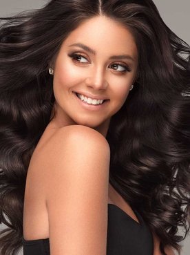 Modelo com cabelos pretos e volumosos