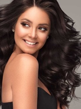Modelo Com Cabelos Pretos E Volumosos