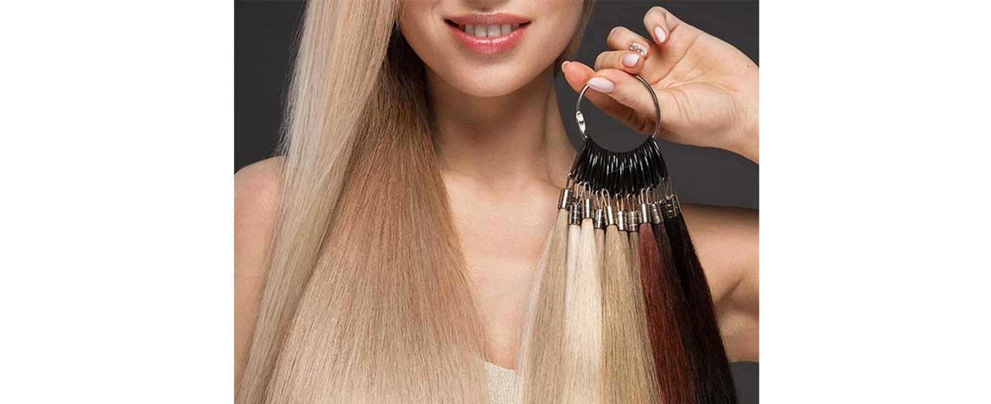 Imagem de uma mulher segurando uma especie de circulo com varias mechas de diferentes cores