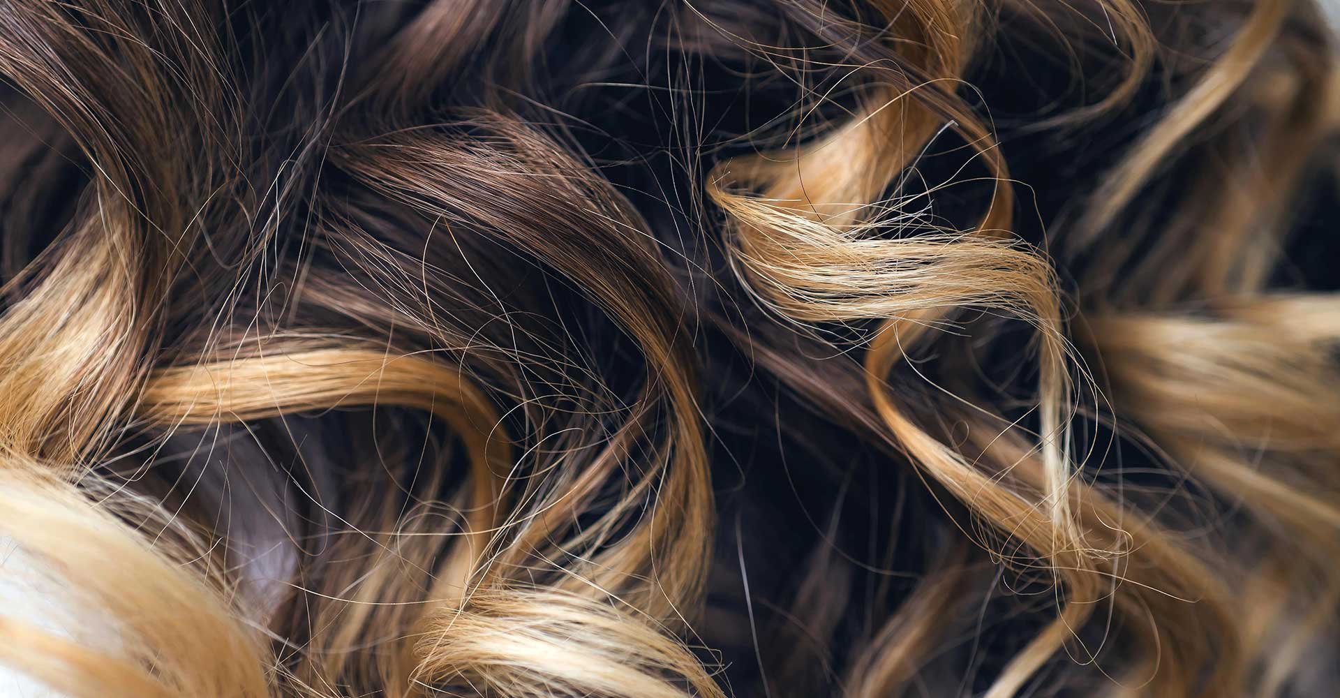 Imagem Mostrando Um Cabelo Ondulado Com Luzes