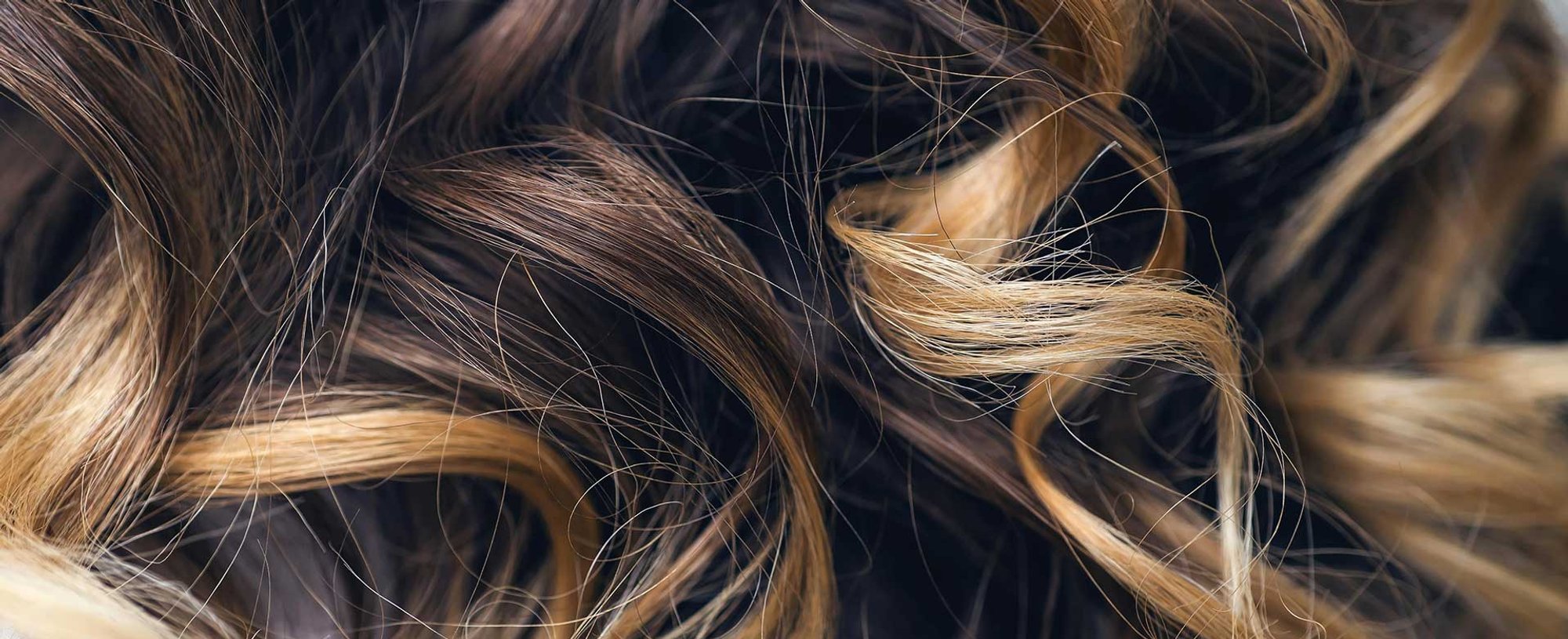 Imagem Mostrando Um Cabelo Ondulado Com Luzes