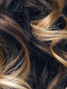 Imagem Mostrando Um Cabelo Ondulado Com Luzes