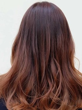 Mulher De Costas Com Cabelo Castanho Escuro Curto