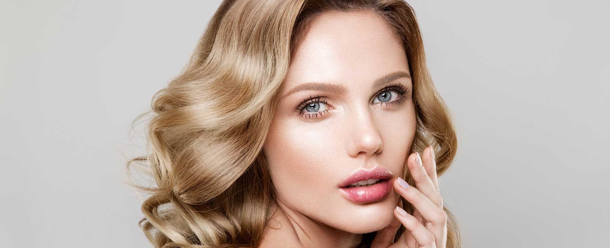 Modelo Loira Com Cabelo Levemente Ondulado