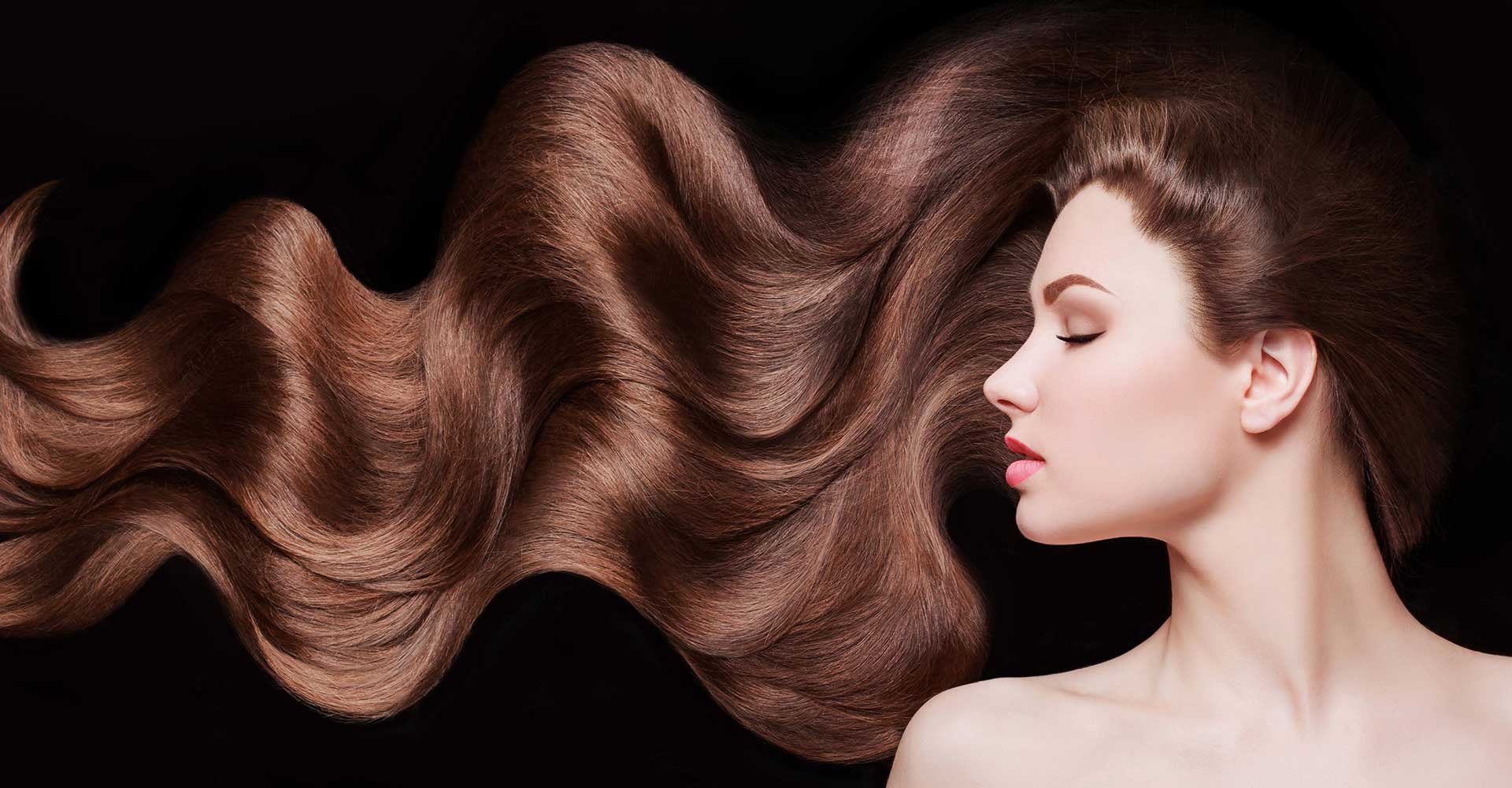 Modelo Deitada Com Longos Cabelos Castanhos Volumoso