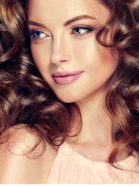 Modelo Com Cabelo Cacheado Volumoso