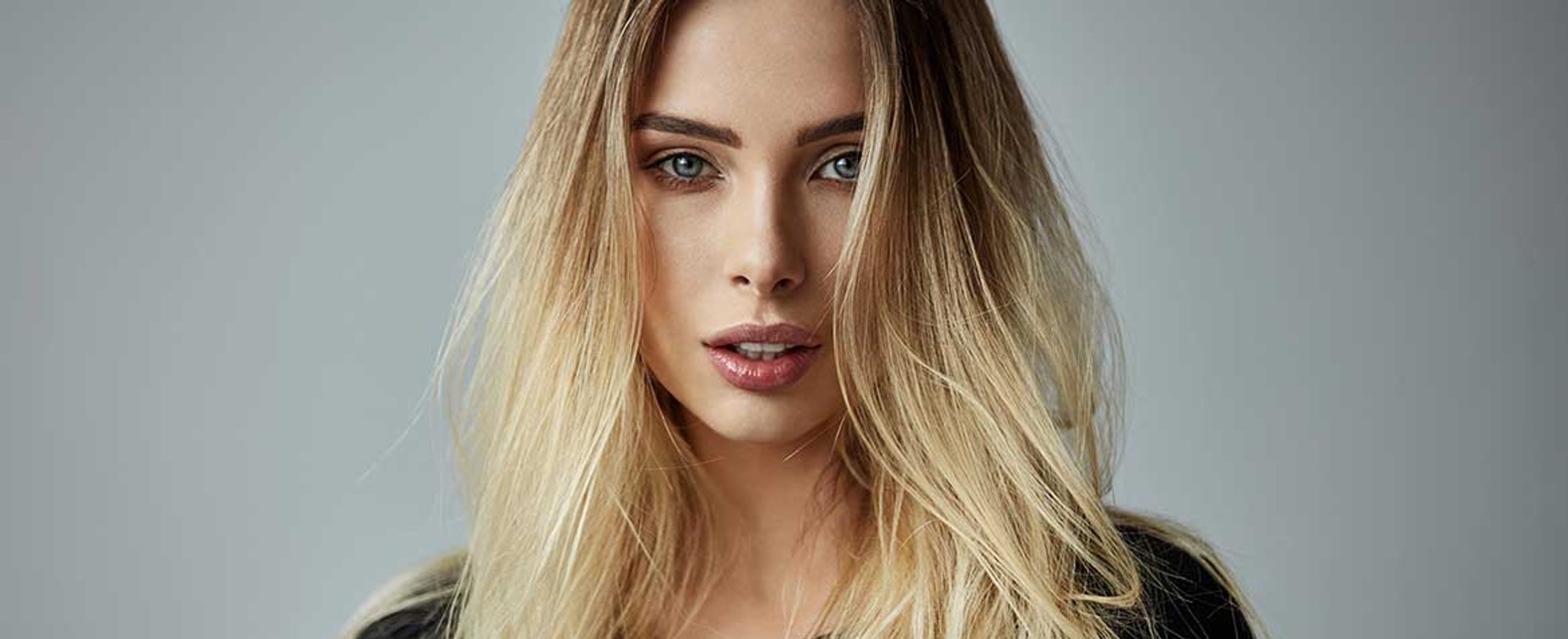 Modelo Loira Com Cabelos Longos