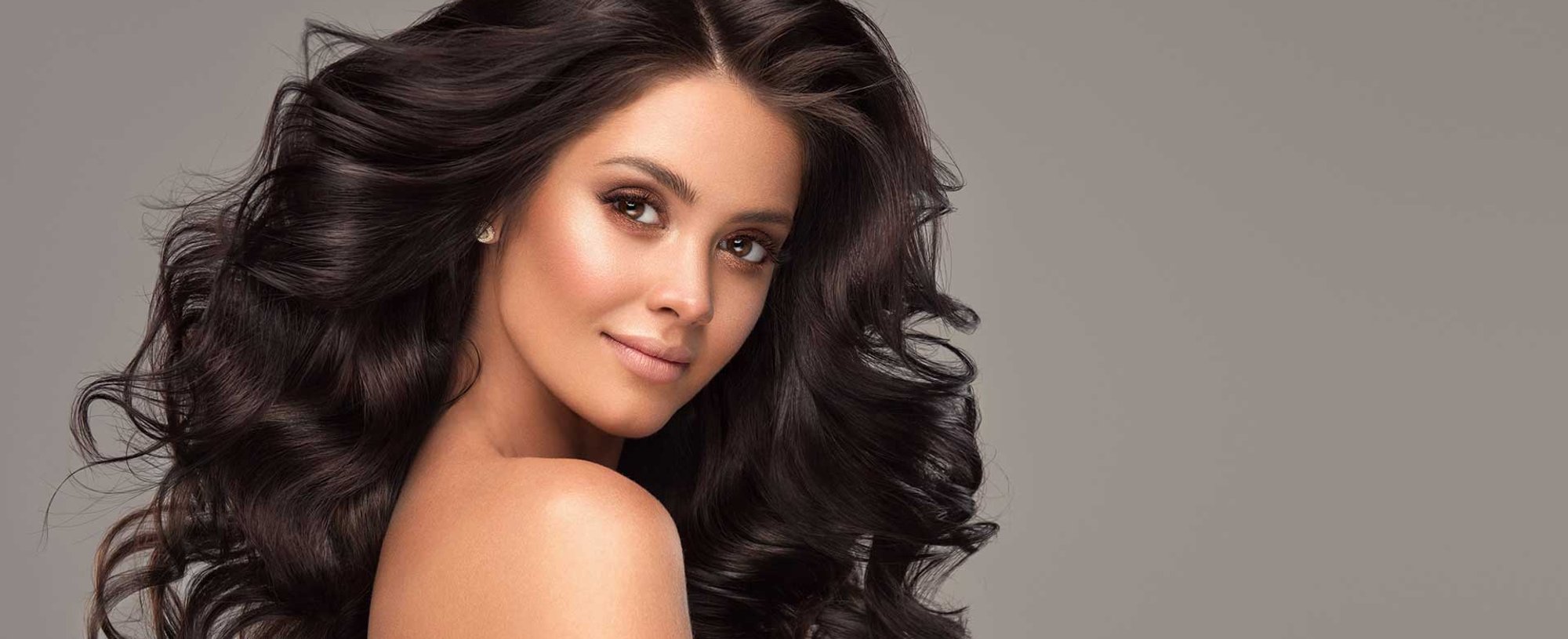 Modelo Com Cabelo Preto Volumoso