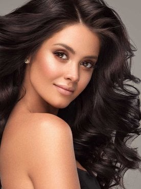 Modelo Com Cabelo Preto Volumoso