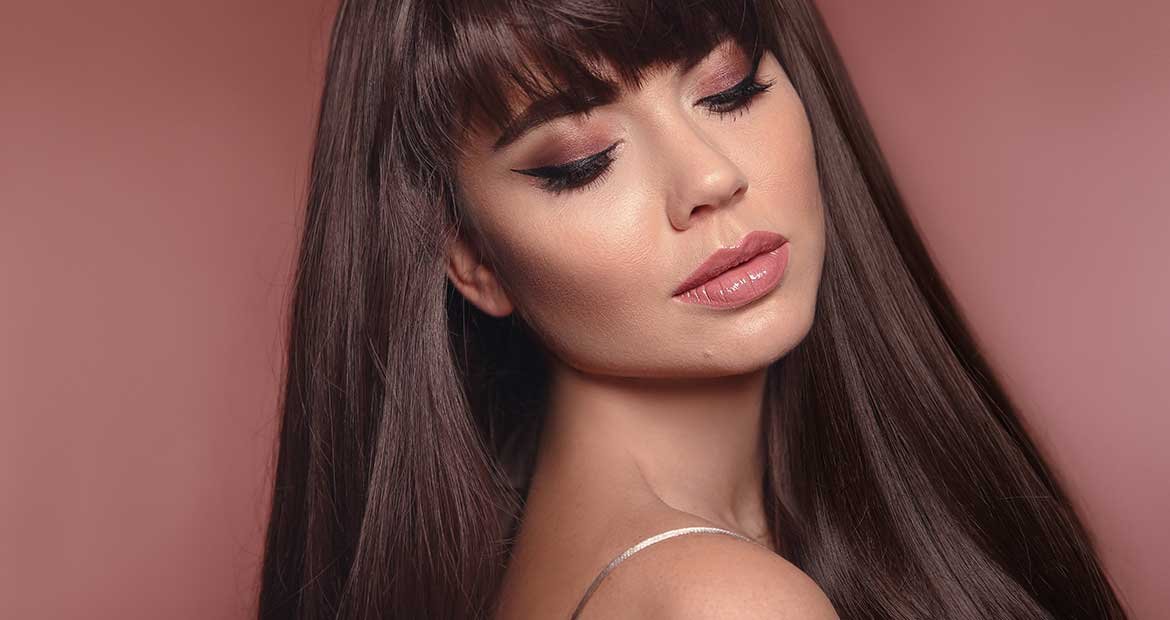 Modelo Com Cabelo Liso Castanho E Franja