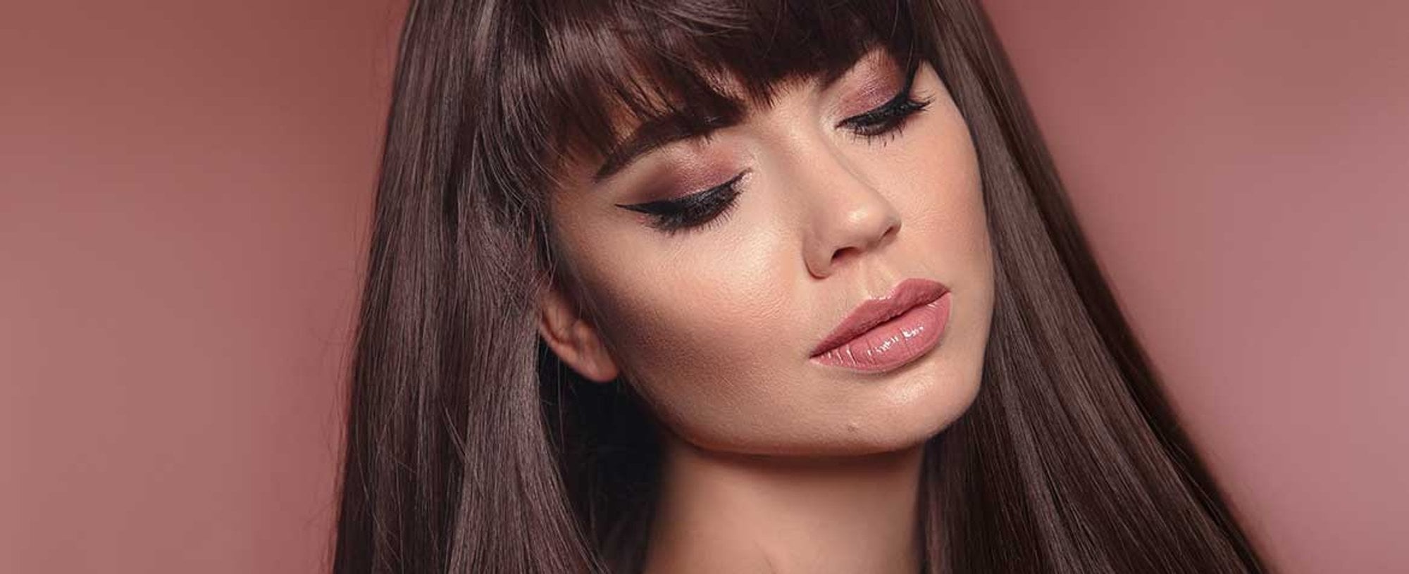 Modelo Com Cabelo Liso Castanho E Franja