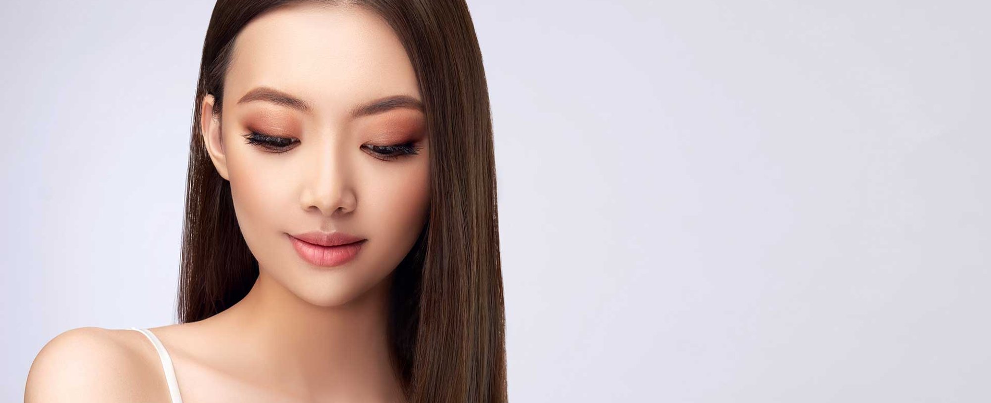 Modelo asiática com cabelo longo castanho