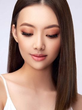 Modelo asiática com cabelo longo castanho