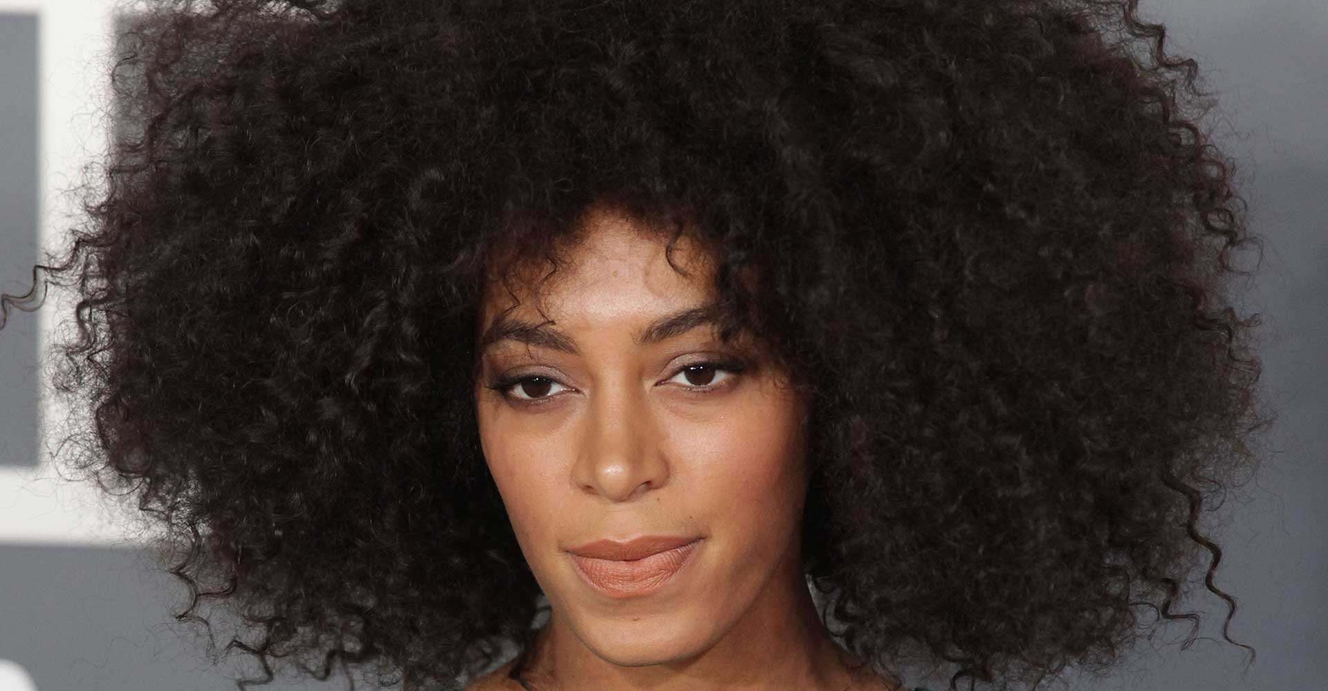 Imagem da cantora Solange Knowles com cabelo cacheado extremamente volumoso
