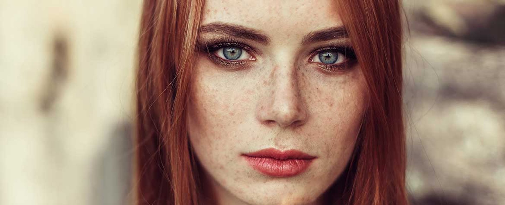 Modelo ruiva com sardas