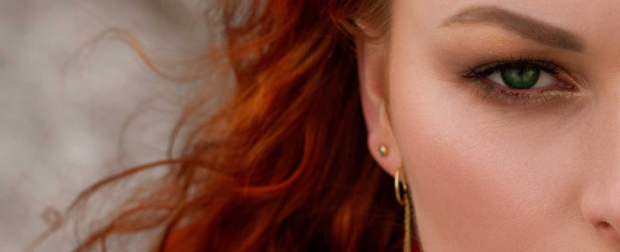 Mulher Ruiva Com Olho Verde