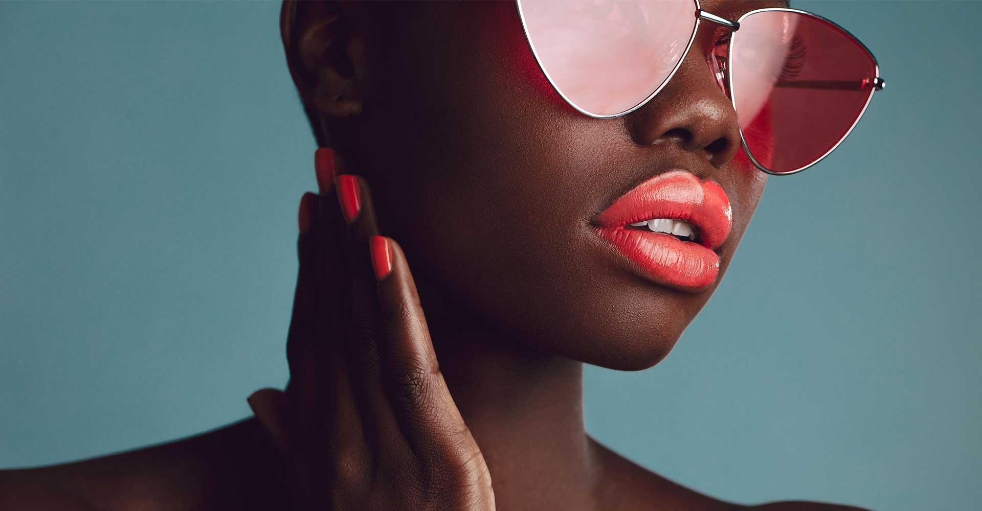 Modelo Negra Com Oculos E Batom Rosa