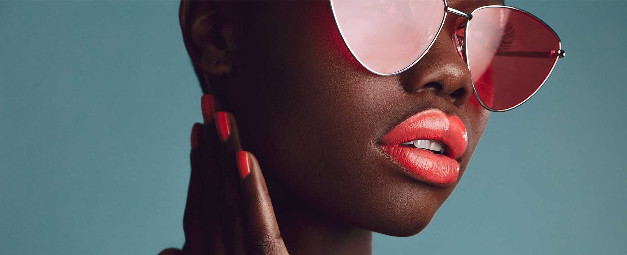 Modelo Negra Com Oculos E Batom Rosa