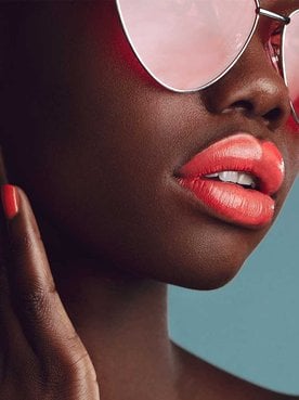 Modelo Negra Com Oculos E Batom Rosa