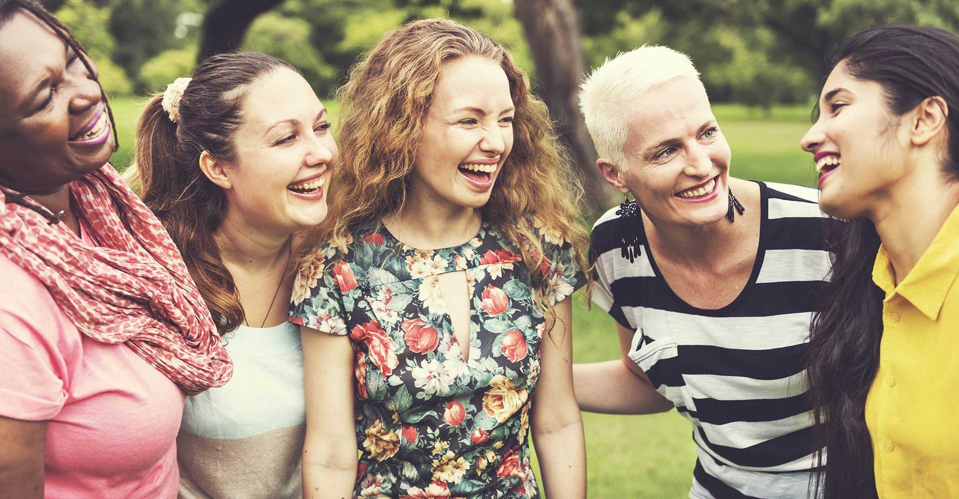 Varias Mulheres Diferentes Conversando