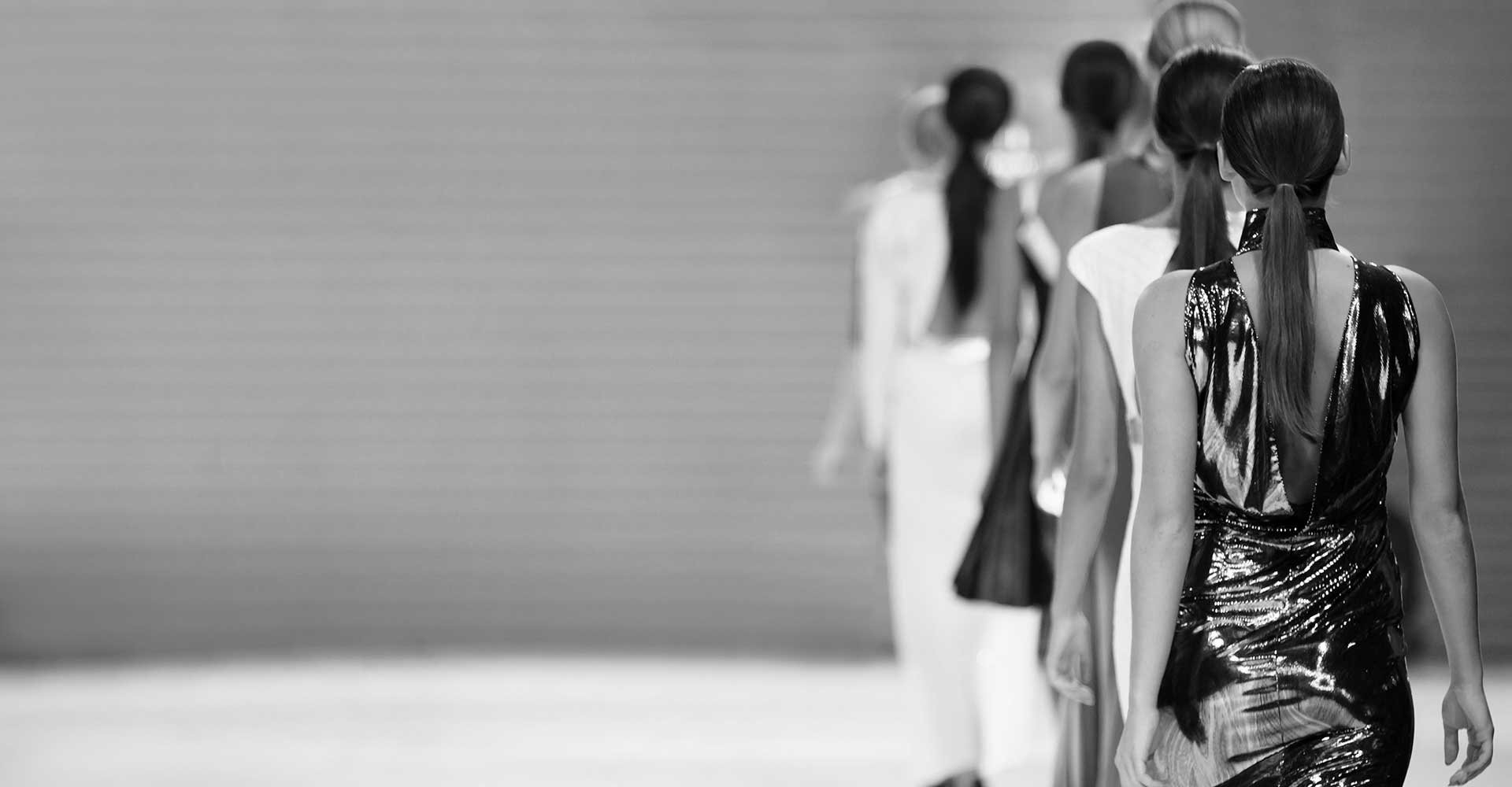 Imagem Preto E Branco De Varias Mulheres Em Uma Passarela De Costas
