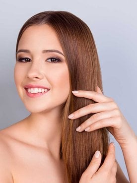 Mulher Alisando Seu Cabelo Castanho