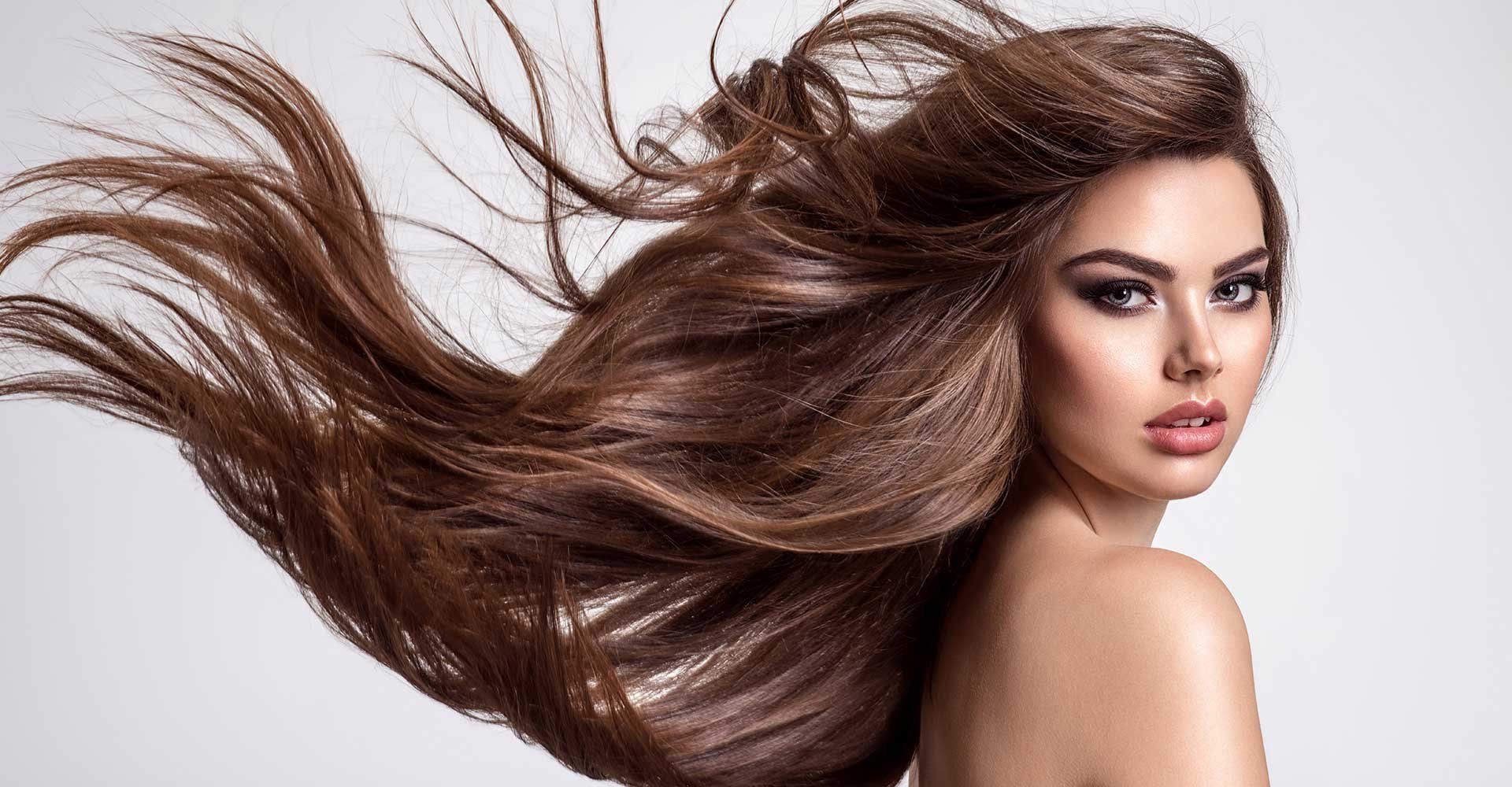 Modelo Com Cabelos Volumosos E Longos Ao Ar