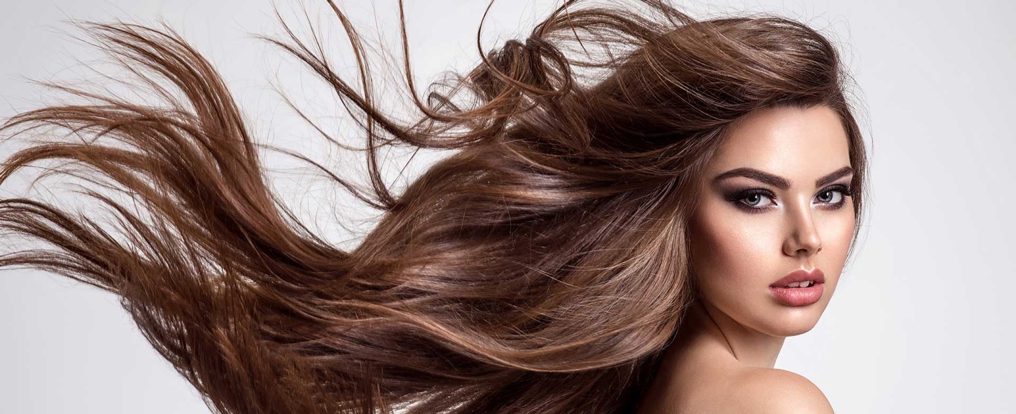 Modelo Com Cabelos Volumosos E Longos Ao Ar