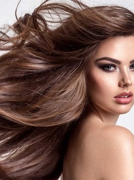 Modelo Com Cabelos Volumosos E Longos Ao Ar