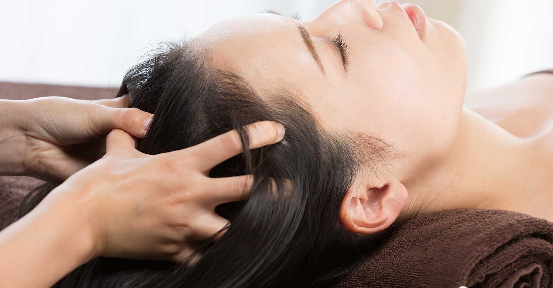 Mulher Tendo Seus Cabelos Tratados