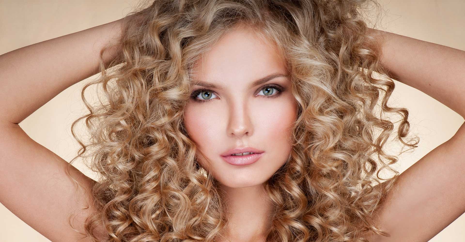 Modelo Loira Cacheada Com Cabelo Volumoso